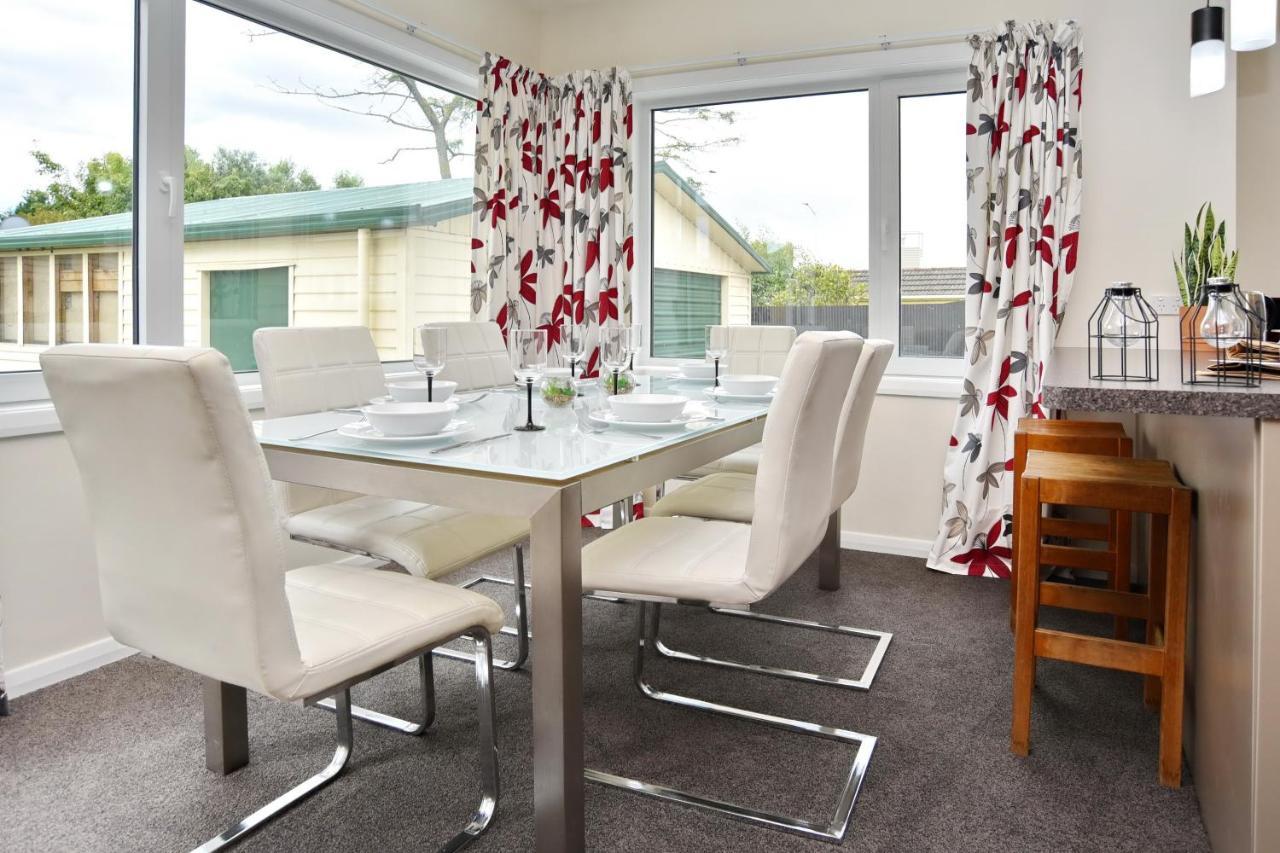 Weston Villa - Christchurch Holiday Homes Екстериор снимка